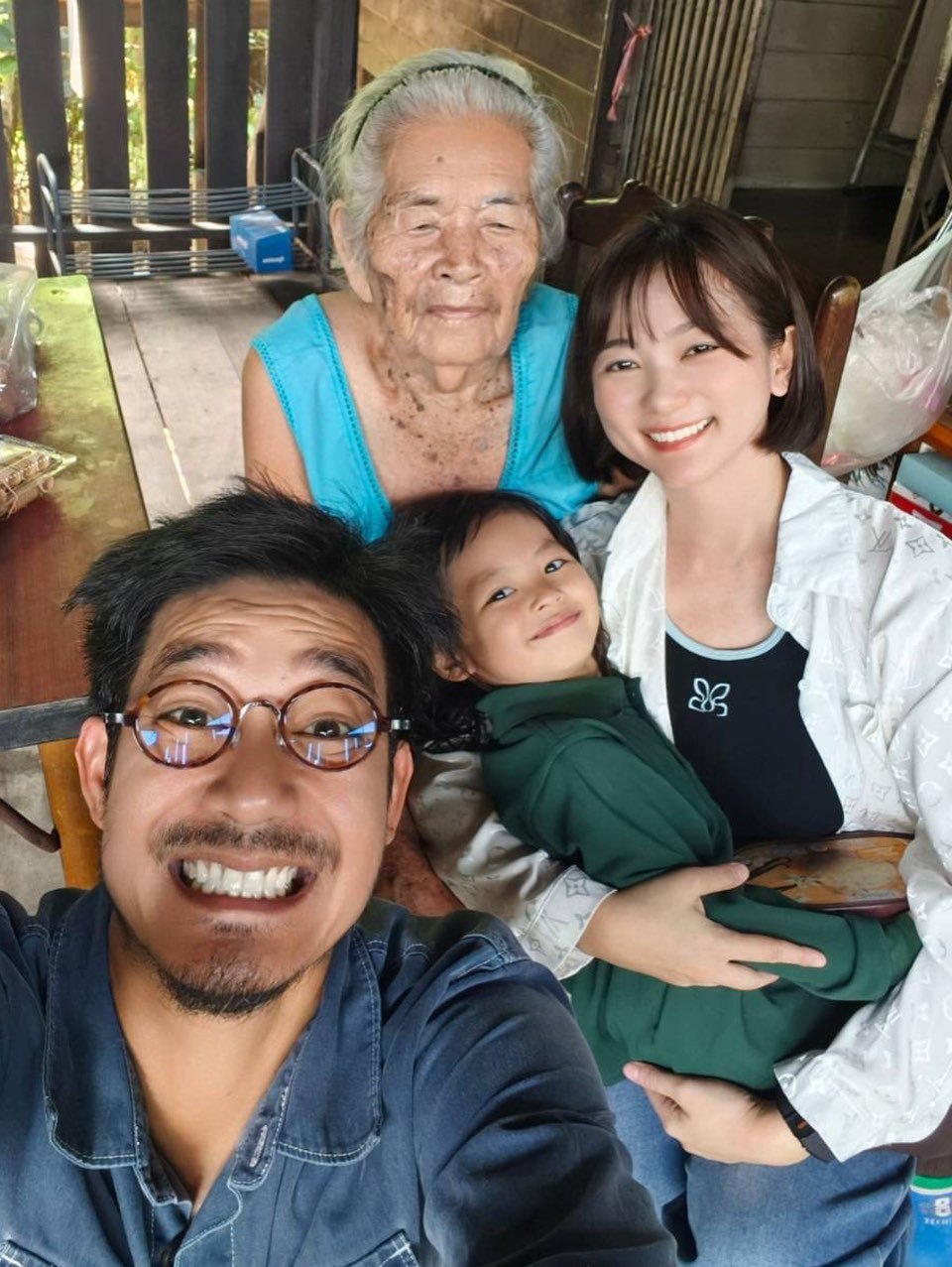 เวียร์ ศุกลวัฒน์ ควงภรรยาเยี่ยมย่าทวด อบอุ่นใจกับเมนูโปรดในความทรงจำ
