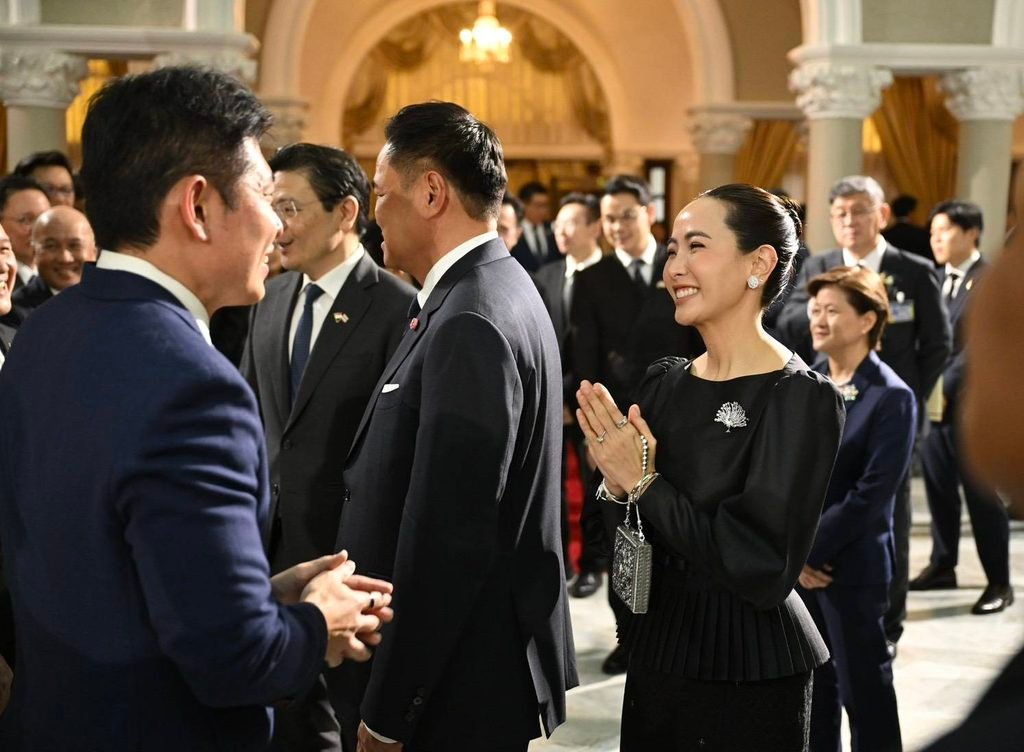 กระชับมิตรแน่นแฟ้น! อนุทิน-ลอว์เรนซ์ หว่อง โชว์ของขวัญแทนใจสะท้อนความสัมพันธ์ส่วนตัว