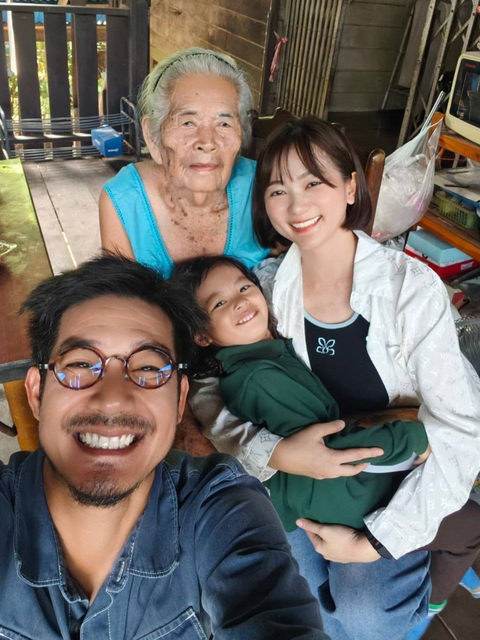 เวียร์ ศุกลวัฒน์ ควงภรรยาเยี่ยมย่าทวด อบอุ่นใจกับเมนูโปรดในความทรงจำ