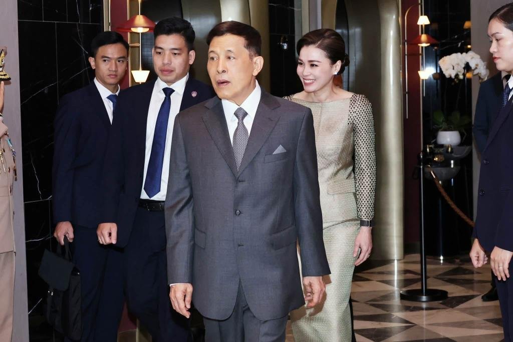 พระบาทสมเด็จพระเจ้าอยู่หัว และสมเด็จพระนางเจ้าฯ พระบรมราชินี ทรงวางพวงมาลา ณ อนุสาวรีย์วีรชน