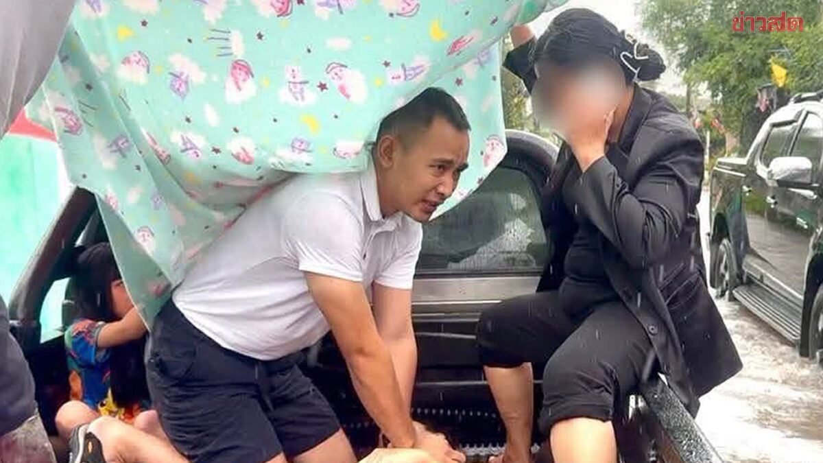 นาทีระทึก! ตำรวจ คฝ. ร่วมทหารอากาศหญิง ช่วยชีวิตผู้ประสบเหตุถูกไฟชอร์ตกลางน้ำท่วม