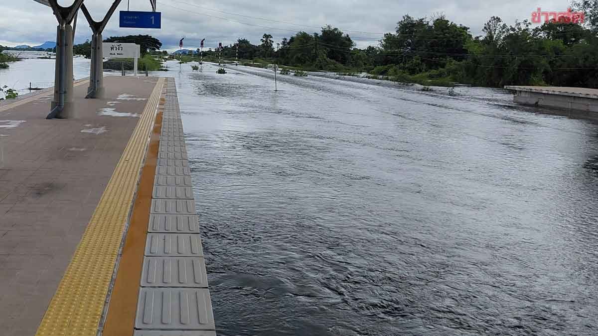 นครสวรรค์อ่วม! น้ำท่วมสถานีรถไฟหัวงิ้ว กระทบชาวบ้าน 60 หลังคาเรือน