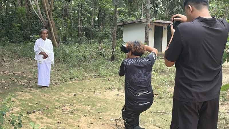 ช่างภาพหนุ่มน้ำใจงาม อาสาถ่ายรูปใหม่ให้คุณยายวัย 70 หลังถูกมิจฉาชีพหลอก