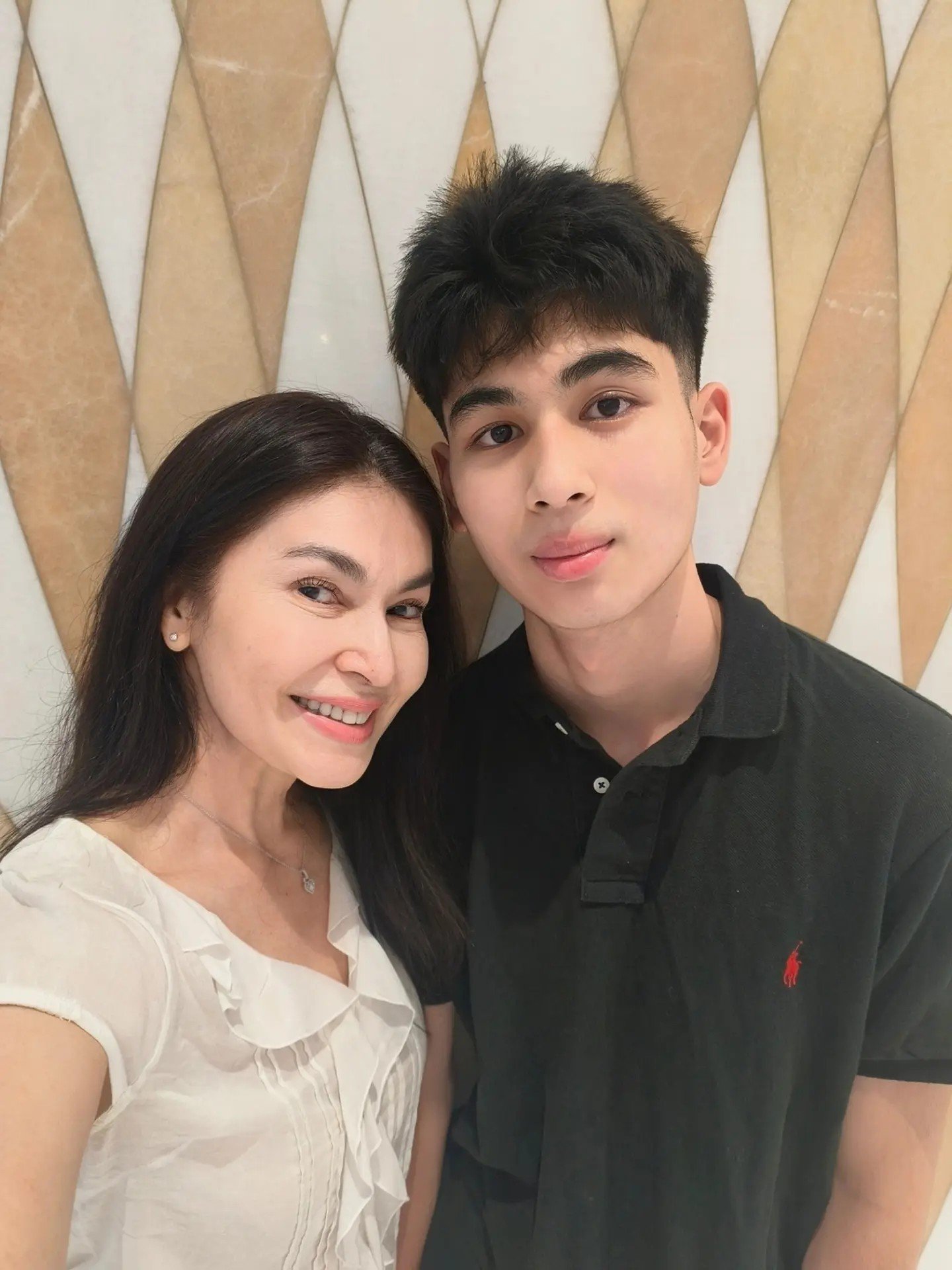 นาตาชา เปลี่ยนวิถี อวยพรวันเกิด น้องไตตั้น อายุครบ 16 ปี ฉายแววหล่อสูงสง่า
