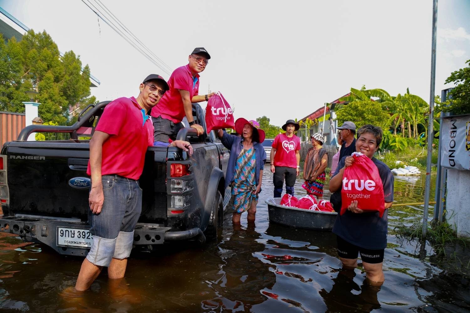 ทรูเดินหน้าภารกิจ 'ทรูเพื่อคนไทย' ส่งรถโมบายล์เสริมสัญญาณ-ช่วยผู้ประสบภัยน้ำท่วมเต็มกำลัง