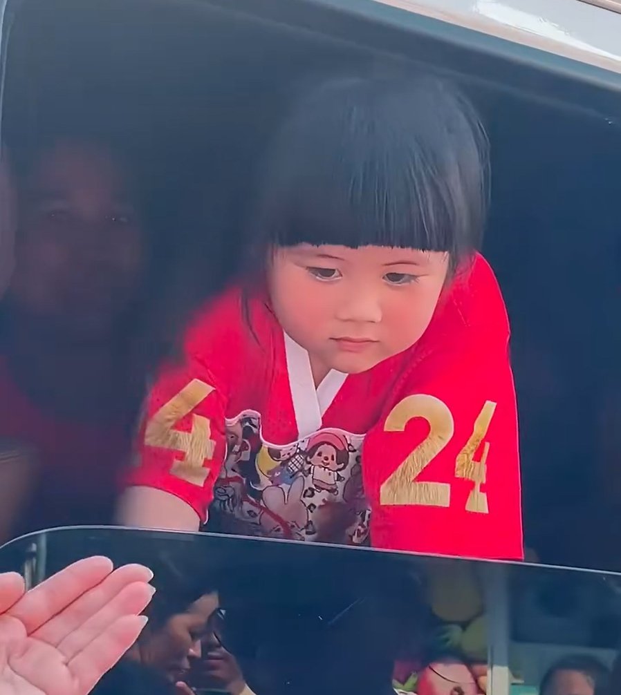 ชมพู่-น้องเกล ลงพื้นที่น้ำท่วม มอบถุงยังชีพให้ผู้ประสบภัยและทหารด้วยตัวเอง