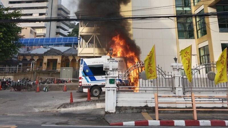 ระทึก! ไฟไหม้รถโมบายไอซียูหน้าห้องฉุกเฉิน รพ.ดังภูเก็ต