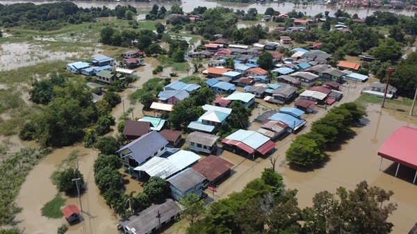 บางปะอินวิกฤตน้ำท่วมขังยาวนานกว่า 2 สัปดาห์ ชาวบ้านวัดบ้านเลนสระกระจับต้องย้ายขึ้นศาลา