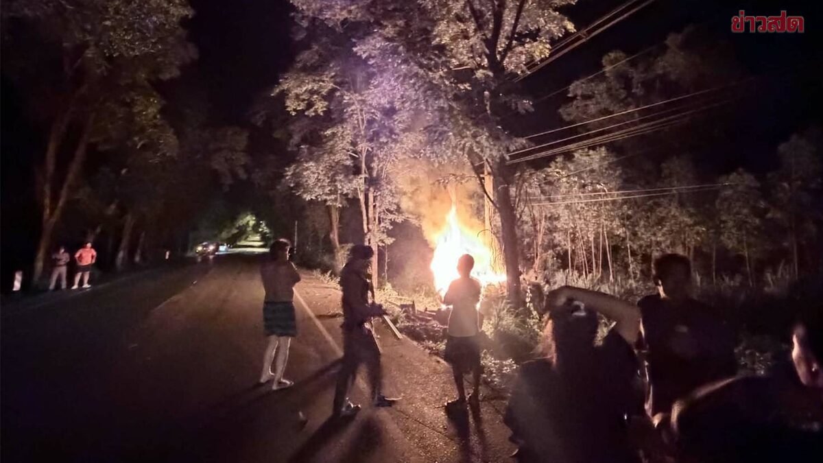เก๋งเสียหลักพลิกคว่ำไฟลุกท่วม ถนนชุมพวง-พิมาย คนขับดับคาซาก