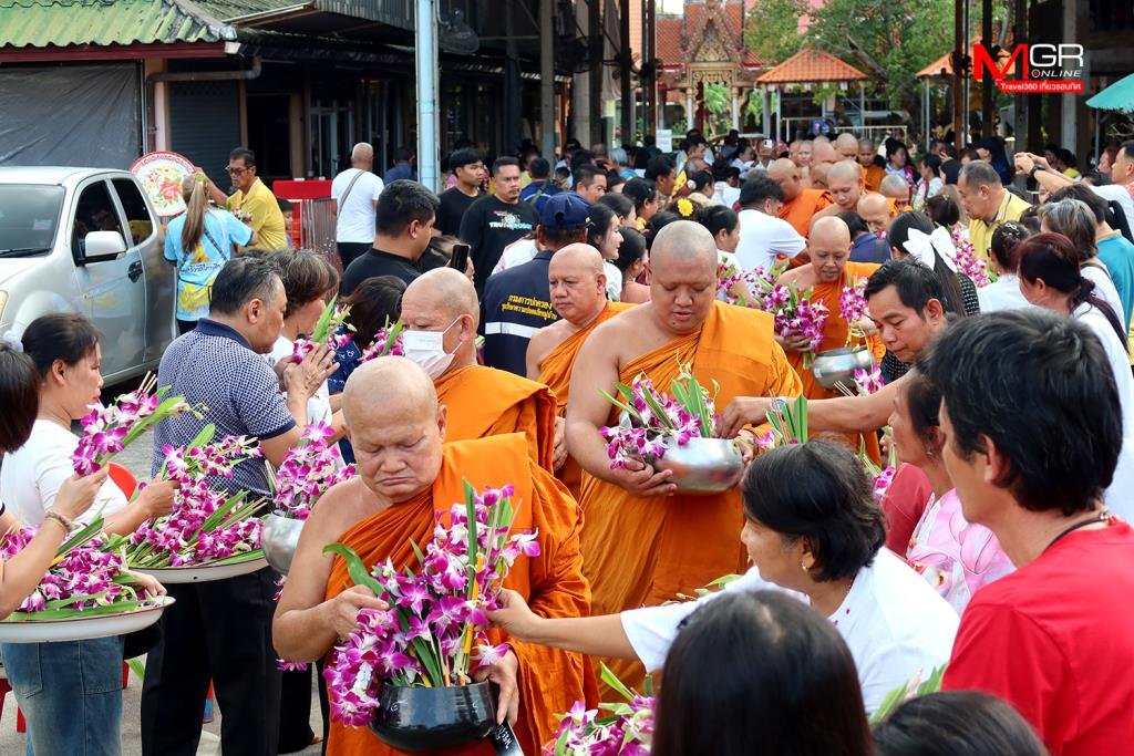 วัดไทรน้อยจัดงาน 'ตักบาตรดอกไม้' สืบสานประเพณีไทยรามัญวันออกพรรษา