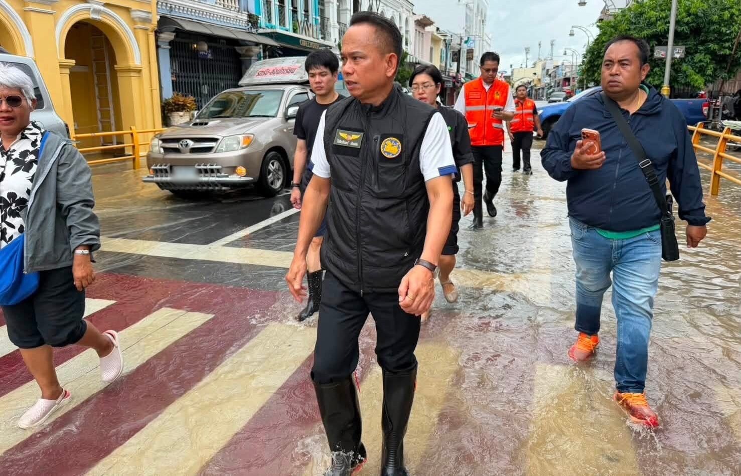 ผู้ว่าฯ โชตินรินทร์ สั่งระดมกำลังด่วน เร่งช่วยผู้ประสบภัยน้ำท่วมป่าตอง พร้อมตั้งศูนย์รับแจ้งเหตุ