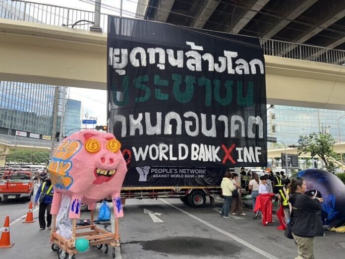 เครือข่ายต้าน IMF ปะทะเจ้าหน้าที่แยกพระราม 4 ปักหลักค้างคืนจี้รัฐบาลแจงผลประชุม
