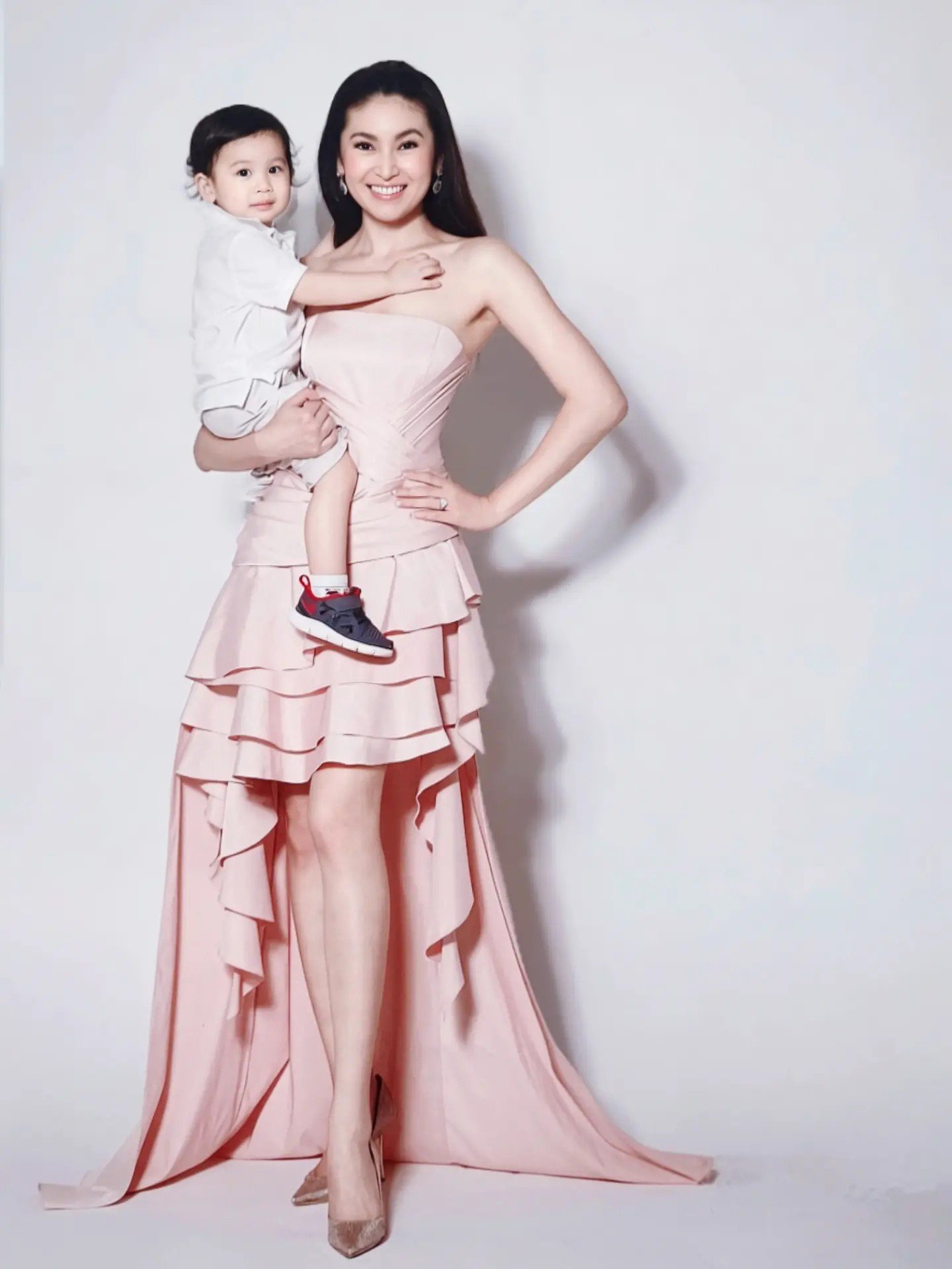 นาตาชา เปลี่ยนวิถี อวยพรวันเกิด น้องไตตั้น อายุครบ 16 ปี ฉายแววหล่อสูงสง่า