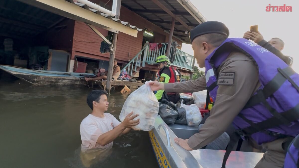 ฉะเชิงเทราวิกฤต! น้ำท่วมสูงเกือบมิดหลังคา ชาวบ้านจำใจเฝ้าบ้าน-สัตว์น้ำหลุดลอยหมด