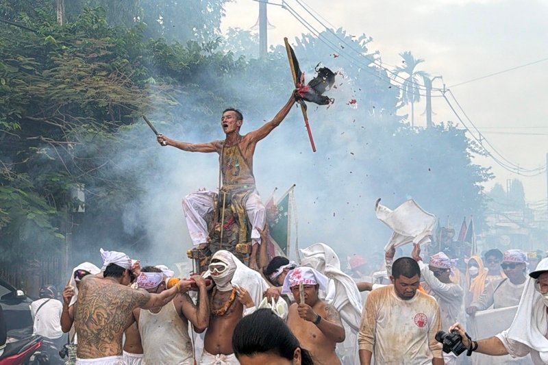 พลังศรัทธาหลั่งไหล! ศาลเจ้ากะทู้จัดขบวนแห่พระรอบเมือง ต้นกำเนิดประเพณีถือศีลกินผัก