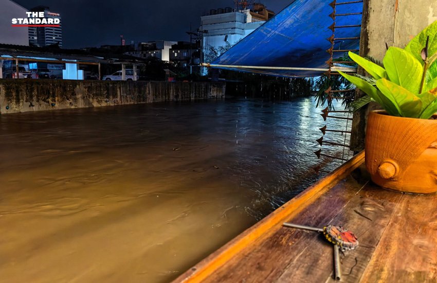 ภูเก็ตเฝ้าระวังระดับน้ำคลองบางใหญ่ เร่งระบายน้ำรับมือฝนตกต่อเนื่องและน้ำทะเลหนุน