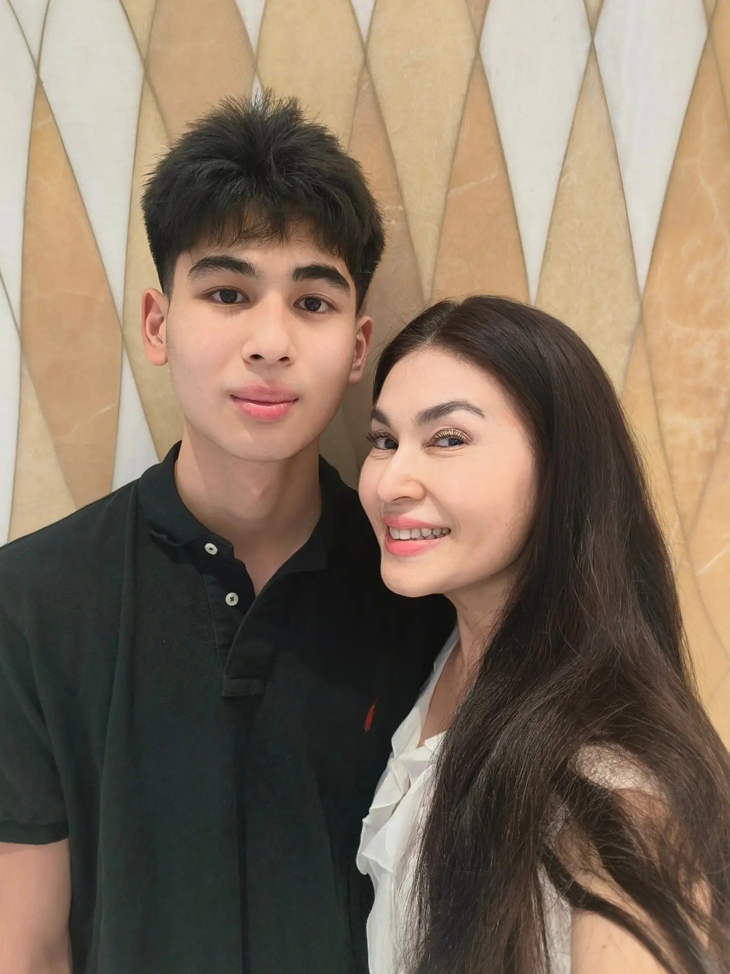 นาตาชา เปลี่ยนวิถี อวยพรวันเกิด น้องไตตั้น อายุครบ 16 ปี ฉายแววหล่อสูงสง่า
