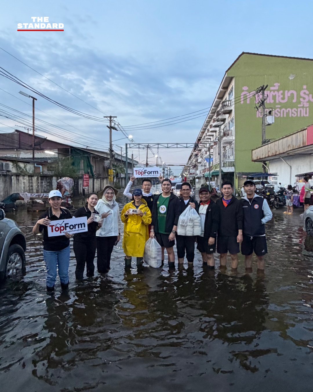อาชวิน นำทีม TopForm 001 ลุยน้ำท่วม นนทบุรี-ปทุมธานี มอบข้าวกล่องกว่า 2 พันชุด