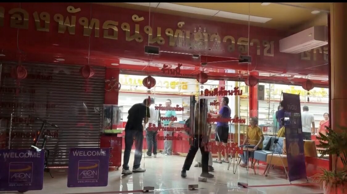 โจรชุดดำทำทีเลือกซื้อทอง ก่อนอาศัยจังหวะเผลอกระชากสร้อย 2 บาทหนีลอยนวล