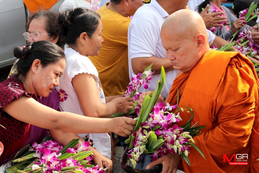 วัดไทรน้อยจัดงาน 'ตักบาตรดอกไม้' สืบสานประเพณีไทยรามัญวันออกพรรษา
