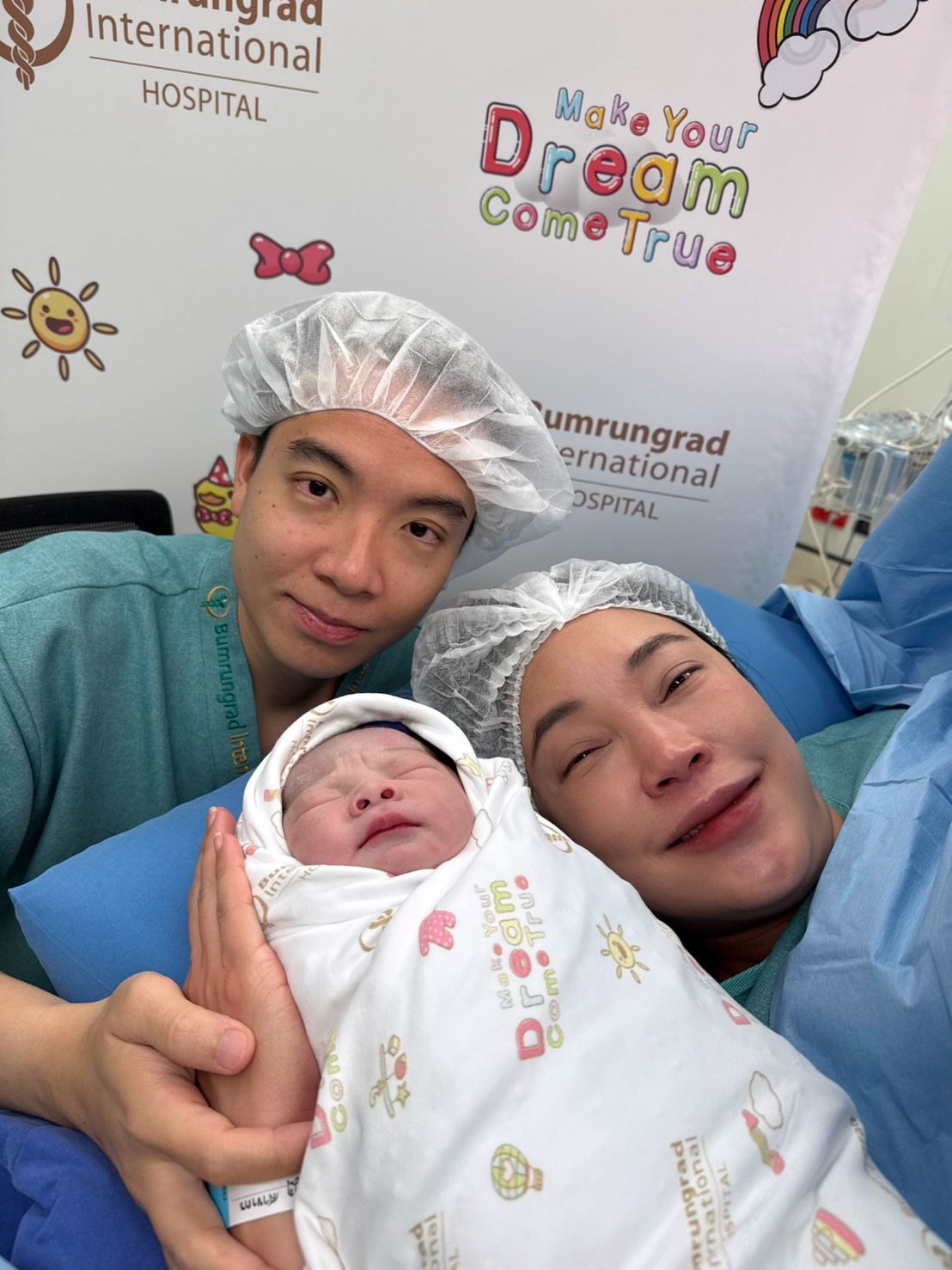 เมย์ พิชญ์นาฏ คลอดลูกชายคนแรกแล้ว บิ๊ก อัครวัชร เฝ้าให้กำลังใจไม่ห่าง