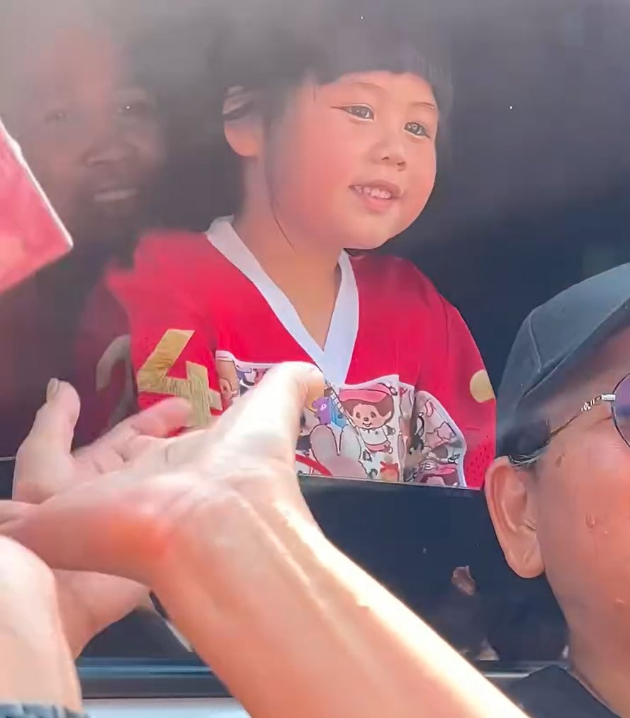 ชมพู่-น้องเกล ลงพื้นที่น้ำท่วม มอบถุงยังชีพให้ผู้ประสบภัยและทหารด้วยตัวเอง