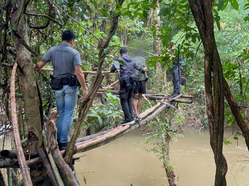 ตำรวจทางหลวงบุกป่าลึก รวบ 'ฤาษี' เอเยนต์ยานรก เปิดสำนักมั่วสุมเสพยา