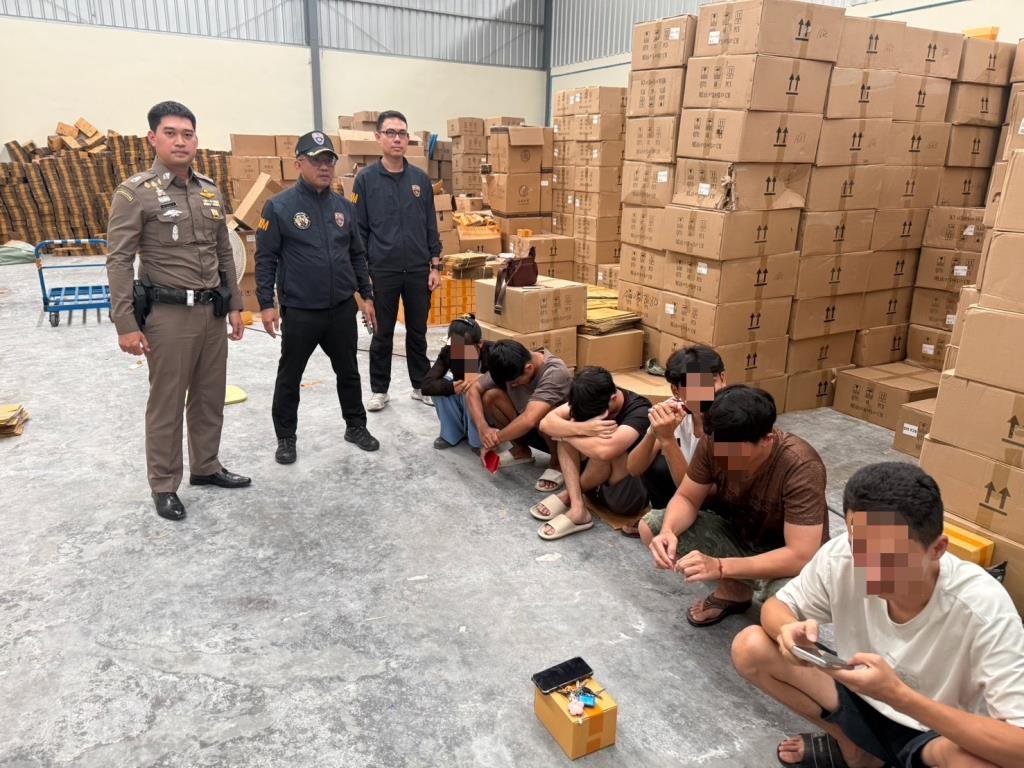 สตม. บุกทลาย 2 โกดังสมุทรสาคร ยึดเครื่องสำอางปลอม พร้อมรวบ 6 ต่างด้าวลอบขายออนไลน์