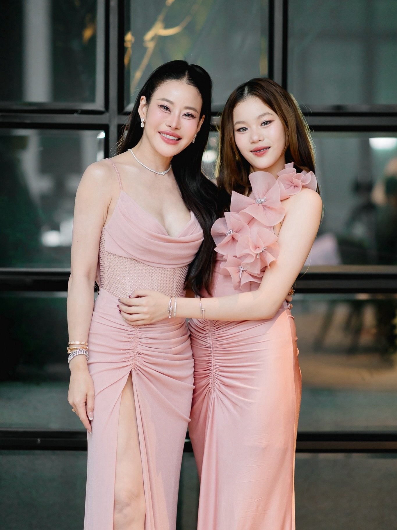 ส่องลุคสวยสะพรั่ง น้องณิริน ถ่ายภาพคู่ แม่หนิง ปณิตา แฟนคลับตะลึงโตเป็นสาวแล้ว
