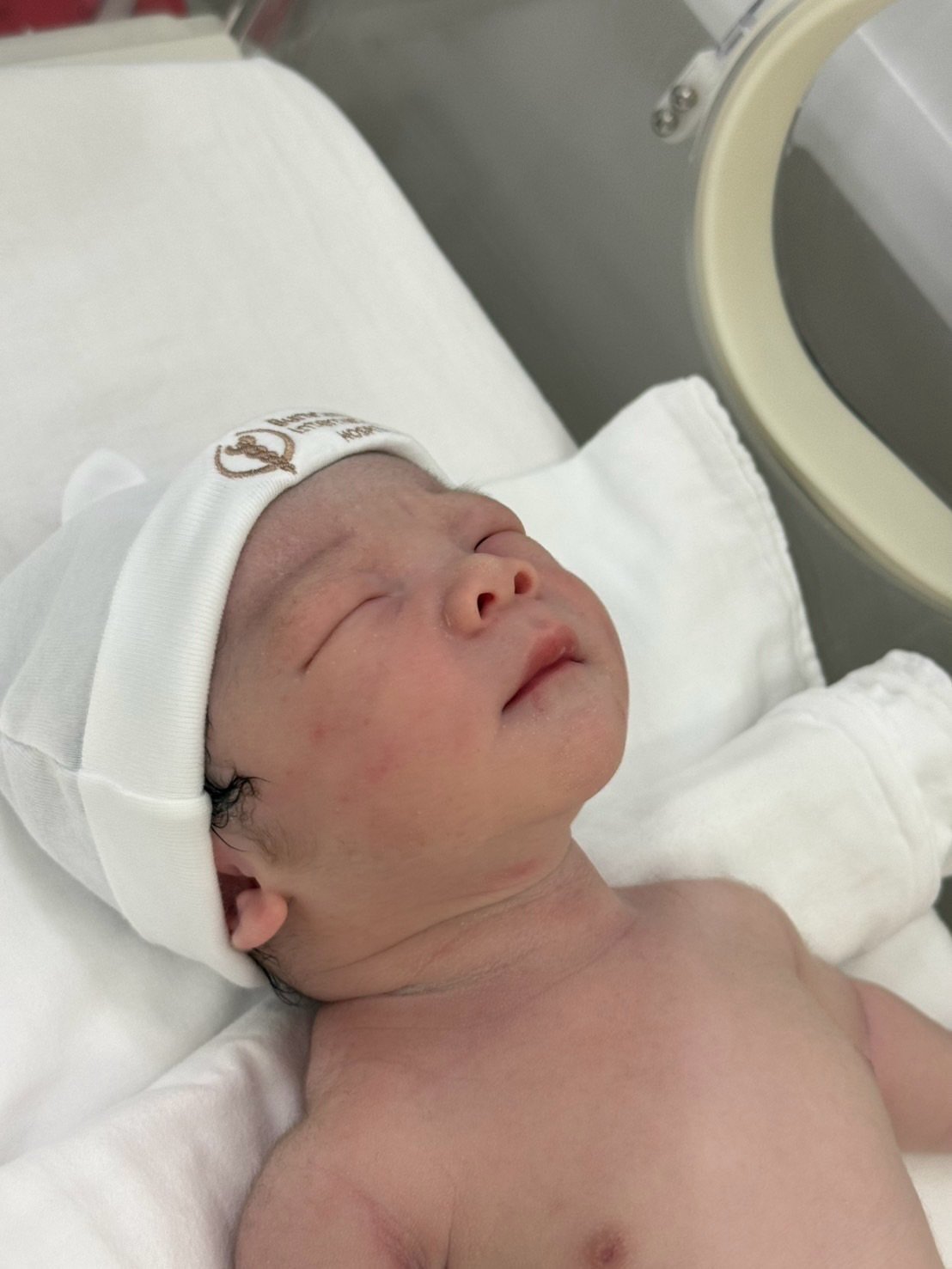 เมย์ พิชญ์นาฏ คลอดลูกชายคนแรกแล้ว บิ๊ก อัครวัชร เฝ้าให้กำลังใจไม่ห่าง