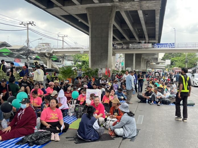 เครือข่ายต้าน IMF ปะทะเจ้าหน้าที่แยกพระราม 4 ปักหลักค้างคืนจี้รัฐบาลแจงผลประชุม