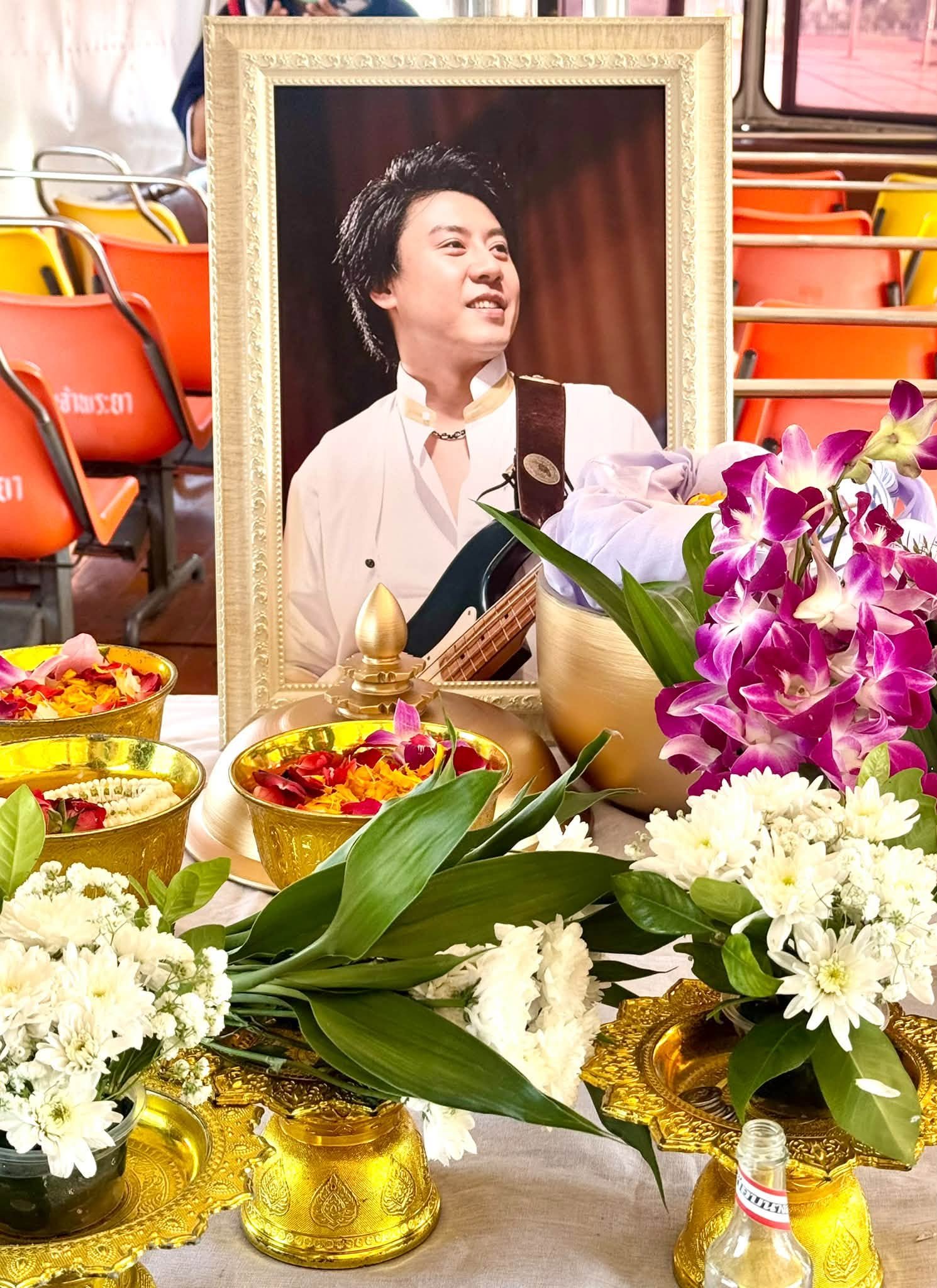 ครอบครัวร่วมส่ง 'ต๋อง วงทู' ครั้งสุดท้าย ในพิธีลอยอังคารอย่างเรียบง่าย