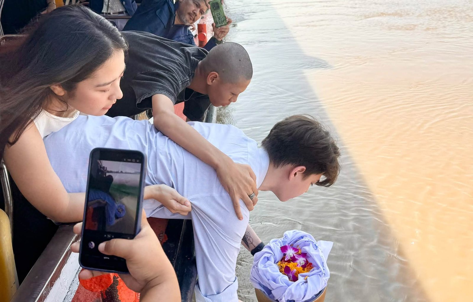 ครอบครัวร่วมส่ง 'ต๋อง วงทู' ครั้งสุดท้าย ในพิธีลอยอังคารอย่างเรียบง่าย