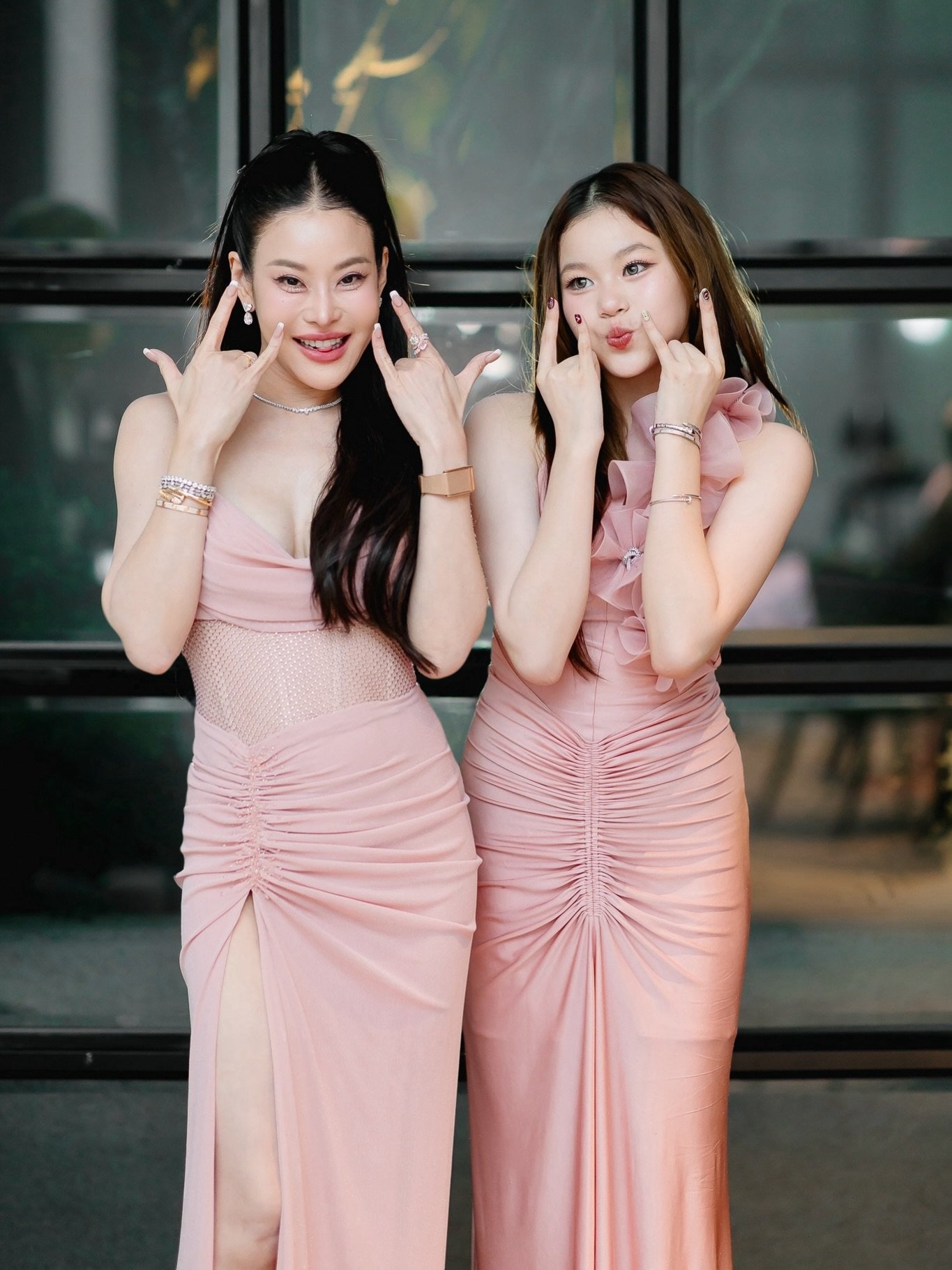ส่องลุคสวยสะพรั่ง น้องณิริน ถ่ายภาพคู่ แม่หนิง ปณิตา แฟนคลับตะลึงโตเป็นสาวแล้ว