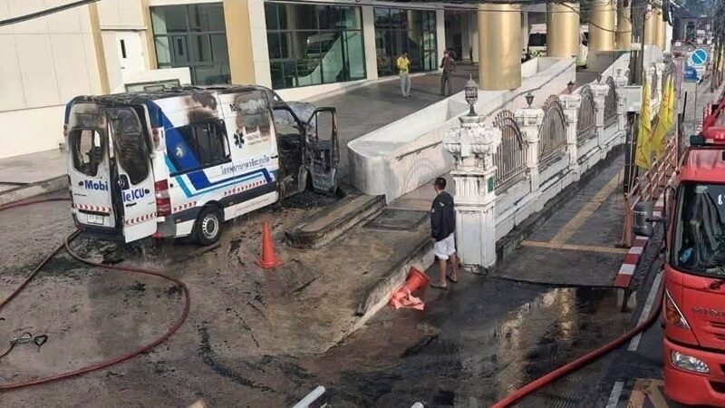 ระทึก! ไฟไหม้รถโมบายไอซียูหน้าห้องฉุกเฉิน รพ.ดังภูเก็ต