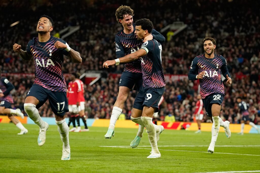 แมนยูสุดช้ำ! เหลือตัวมากกว่าแต่ทำได้แค่เจ๊าสเปอร์ส 1-1
