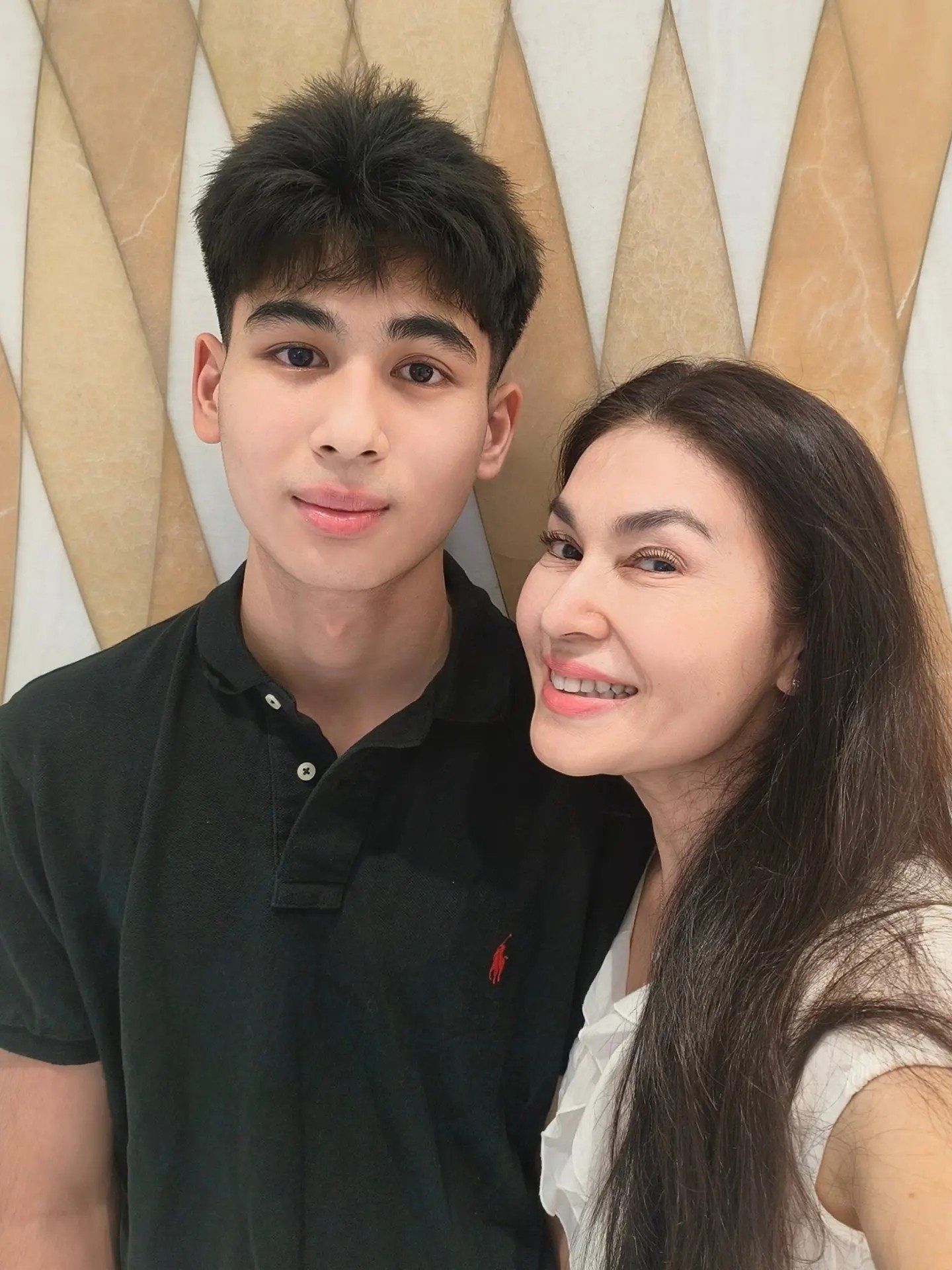 นาตาชา เปลี่ยนวิถี อวยพรวันเกิด น้องไตตั้น อายุครบ 16 ปี ฉายแววหล่อสูงสง่า
