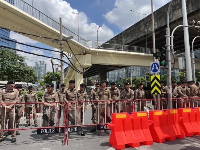 เครือข่ายต้าน IMF ปะทะเจ้าหน้าที่แยกพระราม 4 ปักหลักค้างคืนจี้รัฐบาลแจงผลประชุม