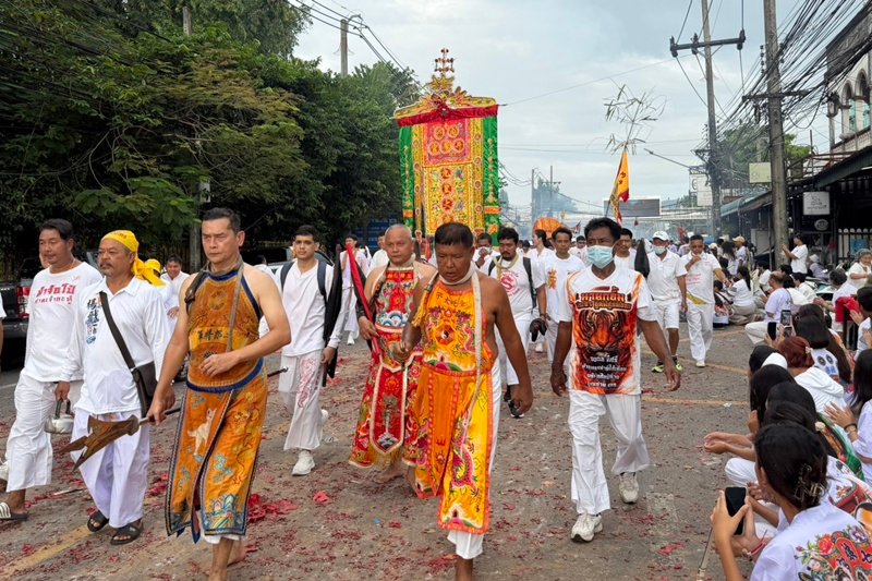 พลังศรัทธาหลั่งไหล! ศาลเจ้ากะทู้จัดขบวนแห่พระรอบเมือง ต้นกำเนิดประเพณีถือศีลกินผัก