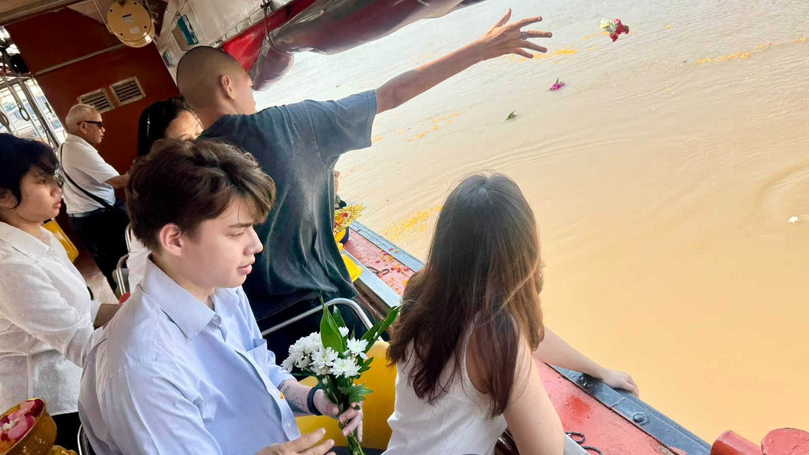 ครอบครัวร่วมส่ง 'ต๋อง วงทู' ครั้งสุดท้าย ในพิธีลอยอังคารอย่างเรียบง่าย