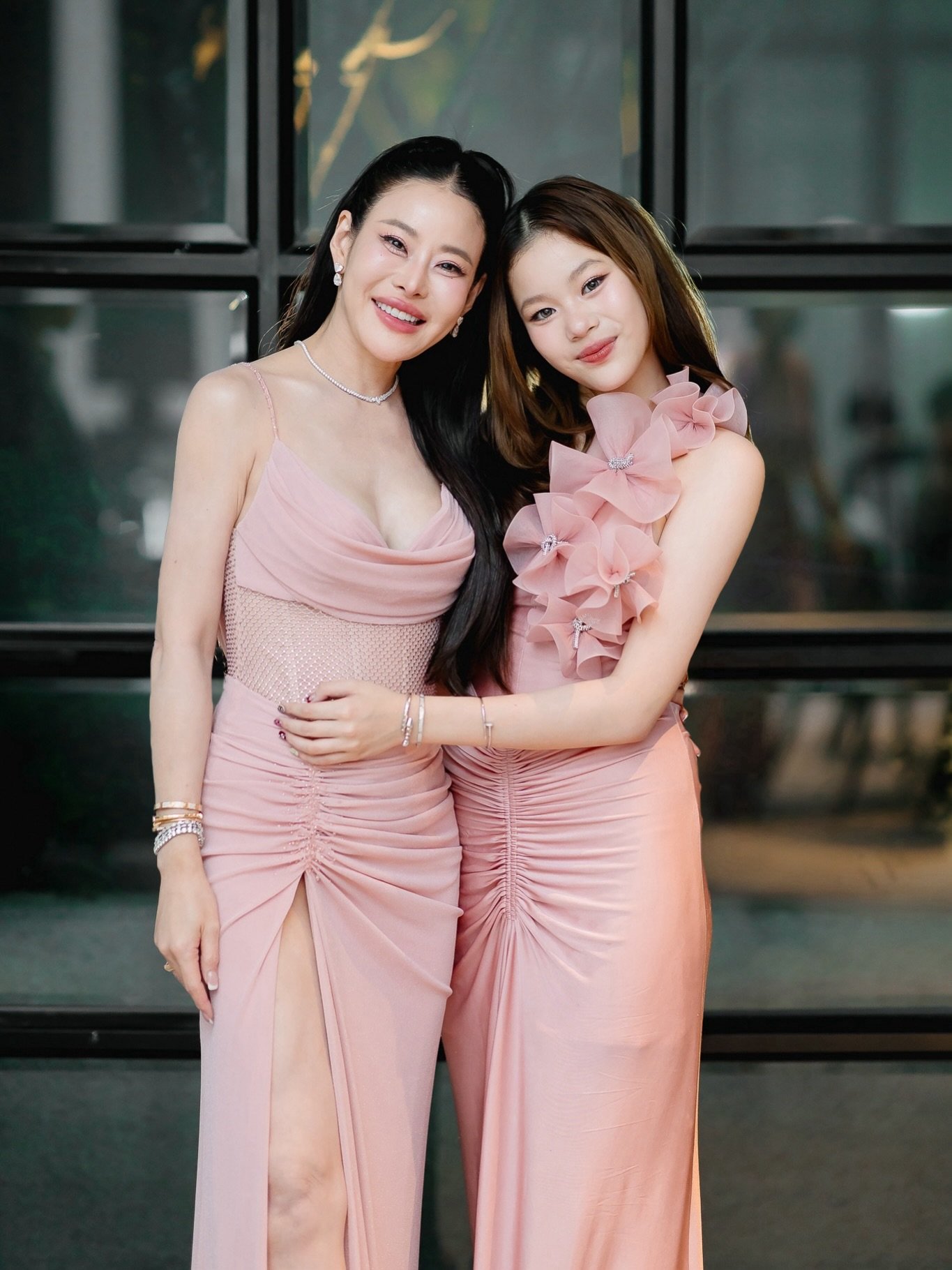 ส่องลุคสวยสะพรั่ง น้องณิริน ถ่ายภาพคู่ แม่หนิง ปณิตา แฟนคลับตะลึงโตเป็นสาวแล้ว