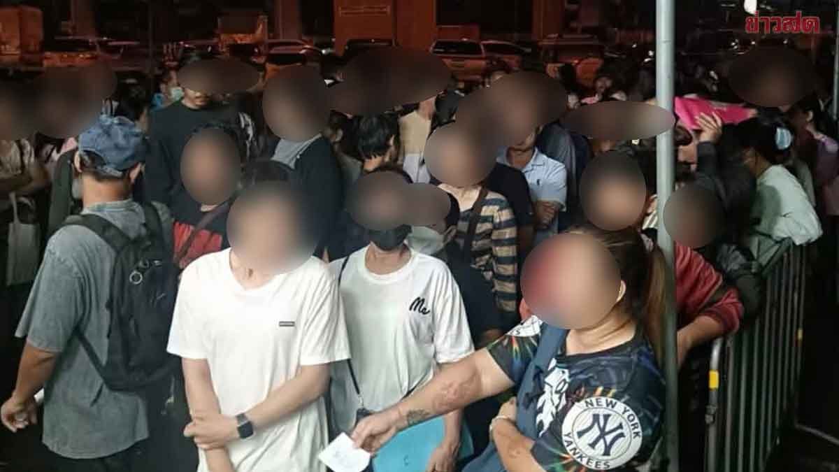 ประชาชนแห่รอคิวข้ามคืน ลงทะเบียนเยียวยาน้ำท่วมเขตลาดกระบัง คิวเต็มตั้งแต่เช้ามืด