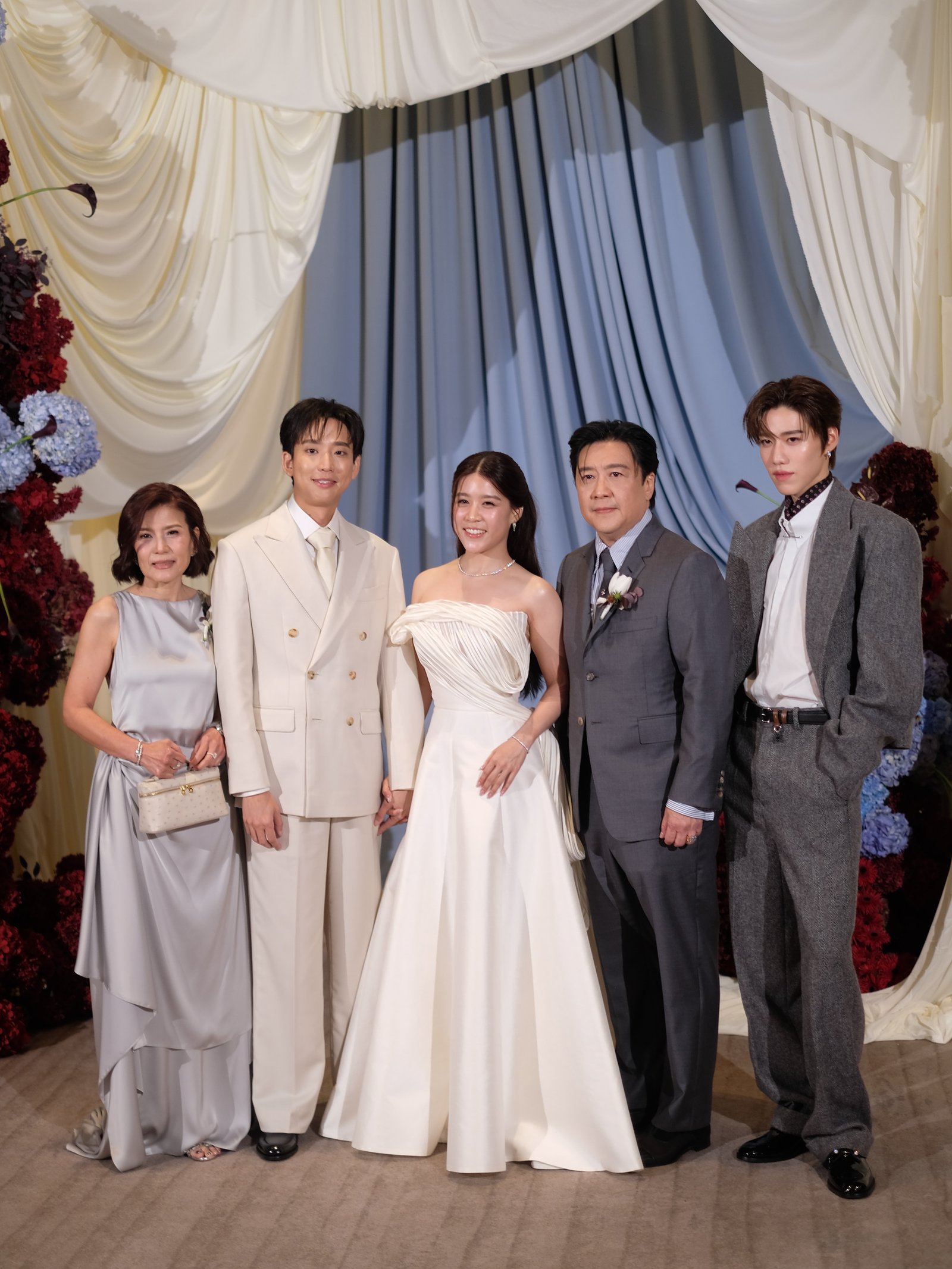 บรรยากาศอบอุ่นงานแต่ง 'เพชร ศสิพร' พี่สาว 'พีพี กฤษฏ์' พร้อมครอบครัว 'บิวกิ้น' ร่วมแสดงความยินดี